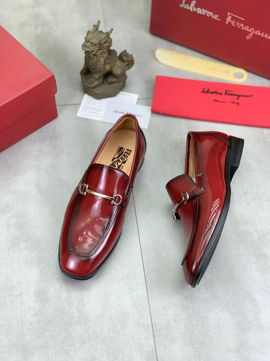 Men's Men's Shoes 💰P480💰[New Style] Water-dyed Niuli 🆘[Salvatore Ferragamo] Ferragamo's latest casual business leather shoes for men! Available at counters simultaneously! The fabric is made of specially imported original calfskin, the lining is made of imported water-dyed cowhide, and the original combination outsole is absolutely luxurious and leads the fashion trend. Matching code: 38-45; 4️⃣ colors available